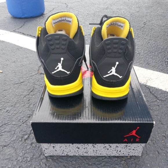 Air Jordan 4 Retro, Thunder - Picture 3 of 5